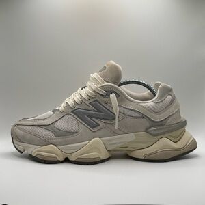 New Balance Men's Chunky Trainer in Light Grey and Cream